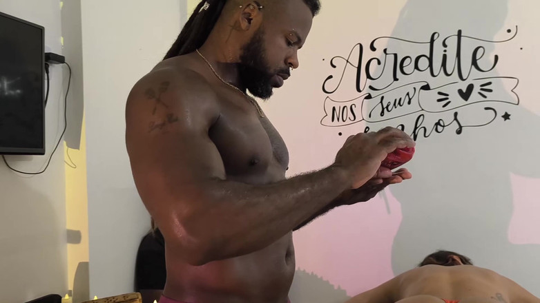 Nurseblack: Un doux cocu emmène sa femme à un massage tantrique avec...