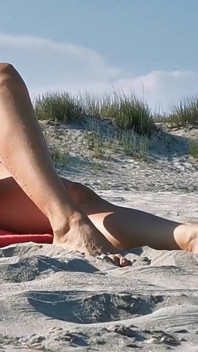 Het MILF onanerar på nudiststranden fångades på kameran