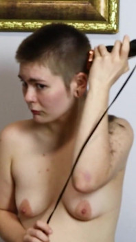 Elle se rase la tête