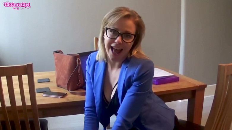 UKCuteGirl: Jalang pejabat menggoda bosnya untuk kenaikan zakar tanpa malu