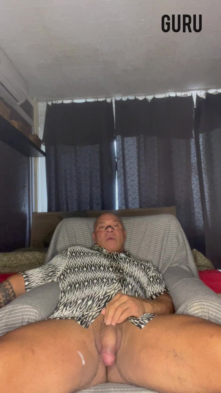 Mr. Guru: Містер Гуру. Сексуальний бодібілдер дрочить вдома