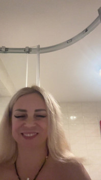 Jag är en smutsig liten blondin! Leker i sovrummet med mig och stönar tyst så att ingen hör hur roligt jag är!