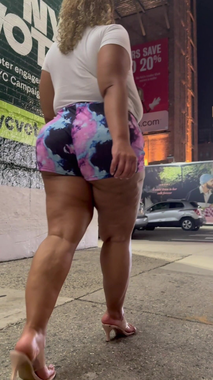 PutiLing: 丰满的拉丁胖美女与短裤高跟鞋红骨雷霆大腿天然肥屁股大奶乳晕