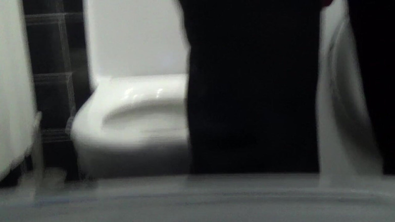 Sexy Milf: Huge Kate solo pissing!