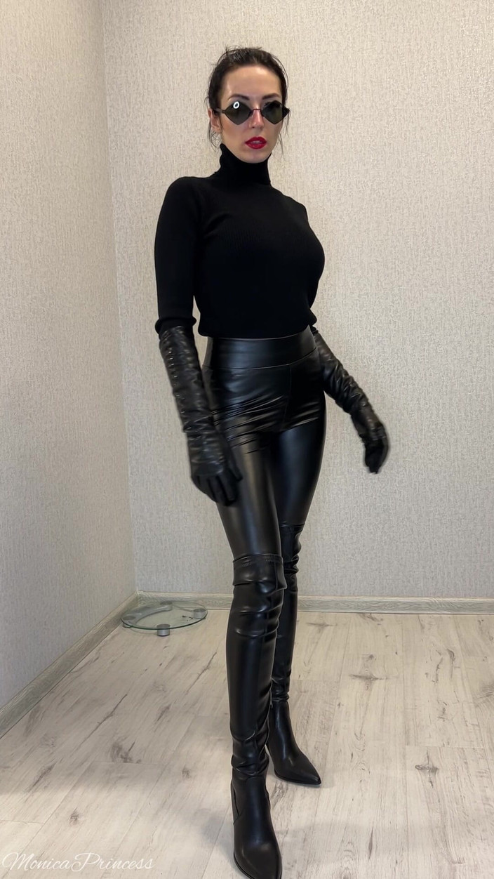 Princess Monica: Puan dalam pakaian kulit, penghinaan, Sph