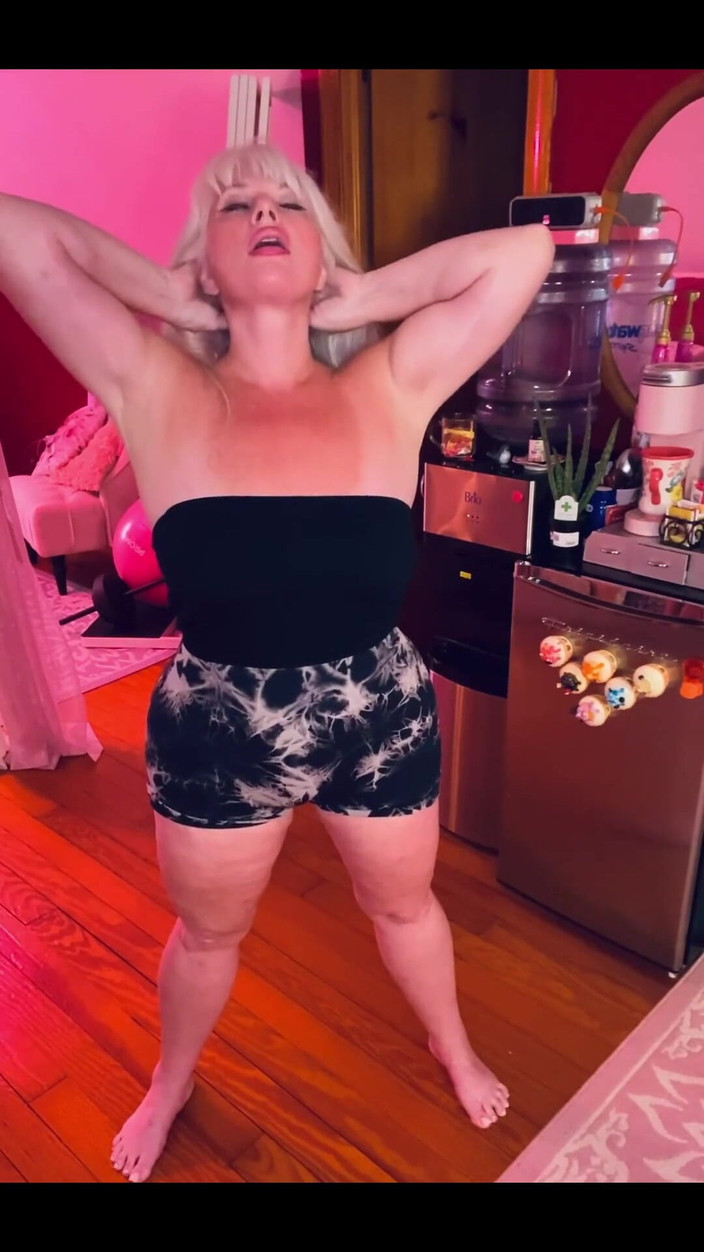 PaintedRose: Сексуальна солодка дурна розтяжка, б'юся об заклад, ви знаєте одну з причин, чому важливо залишатися лімбером.. Скажи мені, як ти хотів би добре розтягнути його?