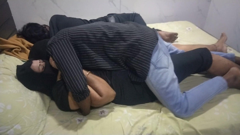 Benita sweety: Universitária estudante com tia, seu marido não está interessado em...