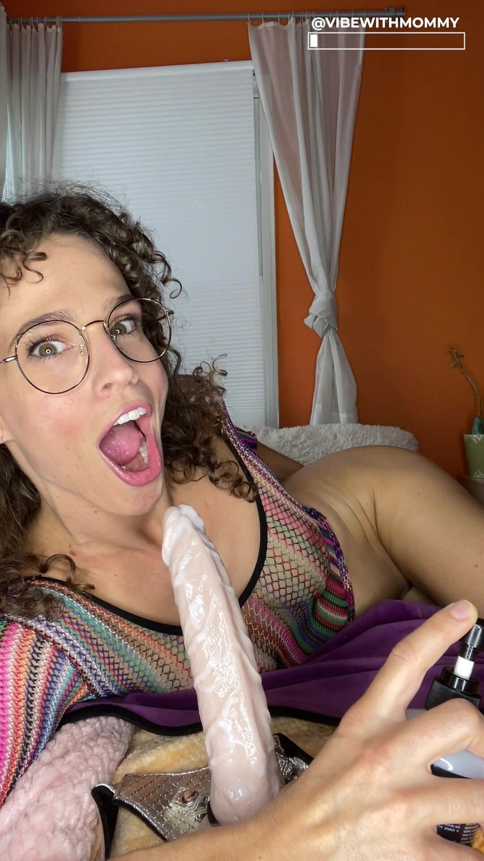 VibeWithMommy: Sıkı göt büyük dildoya biniyor