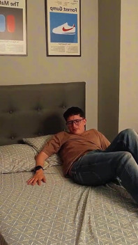 Erreur De Réservation! Je Partage Un Lit Avec Un Inconnu Dans Un Motel Et on Finit Par Baiser