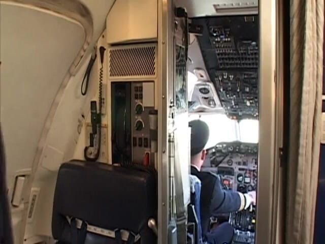 Cumming Soon: Randy Pilot caresse une brune sexy dans le cockpit