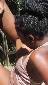 Une black de 19 ans se fait baiser dans un escalier public