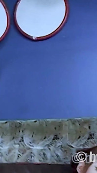 Dospívající dívka se nechá natočit při masturbaci