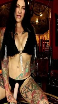 Jenevieve Hexxx, déesse tatouée à forte poitrine, coaching masturbatoire !