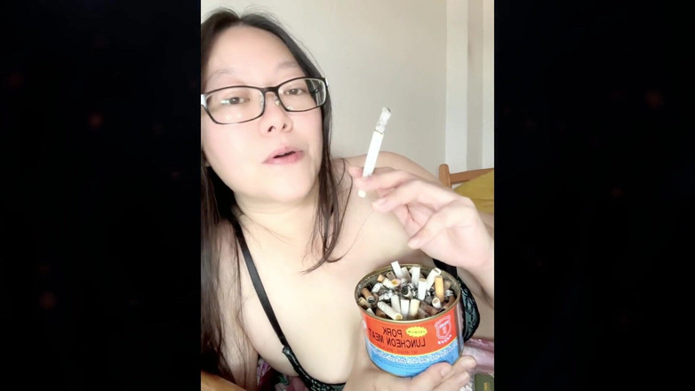 Smoking Asian: Erotisk rökning asiatisk: rökig läggdags ritual + studsande bröstvårtlek