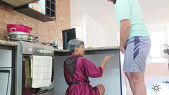 Calvohot70: Zatímco moje nevlastní sestra uklízí kuchyň, šukám ji a dávám jí...