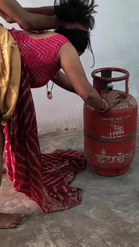 Pados Wali Bhabhi Ko Gas Cylinder Lagane Ke Bahane Ghar Me Ghodi Banaa K Choda Aur Sadka Muh Pe Nikaal Diya