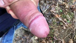 Sous le prépuce, ma bite est sale et puante, mais j'ai besoin de jouir