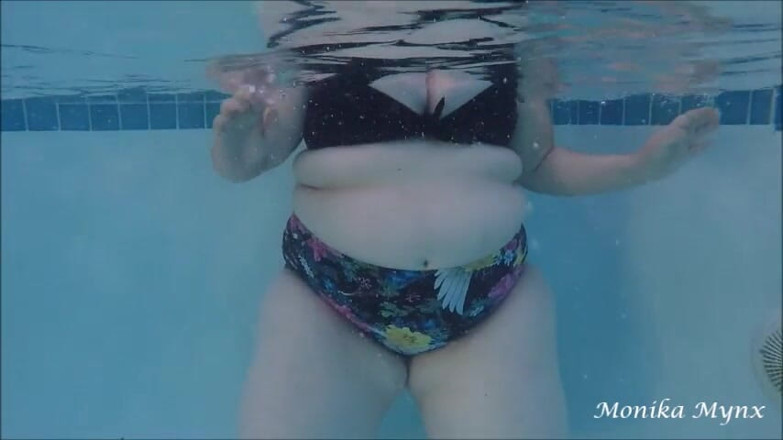 BBW Pleasures: Nager et fumer