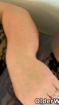Anglická MILFka Samantha Punčochy zlobí se sexuální hračkou na pohovce