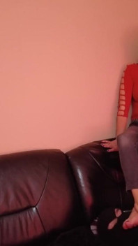 Saya menyembah kakinya di atas sofa