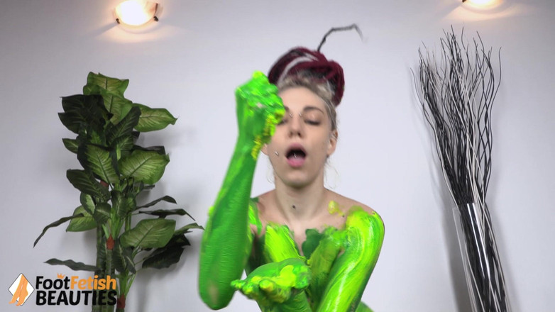 Foot Fetish HD: Le yoga coloré d’une petite chérie tatouée à la maison