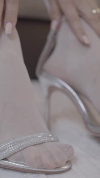 ストッキング姿のブロンドMILFが官能的な足でセックス