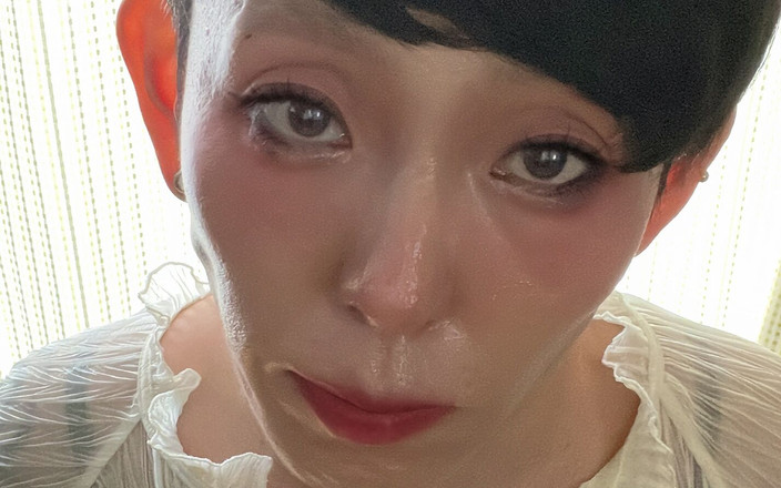 Serina SissyBitch: Японська сіссі мастурбує, частина 1