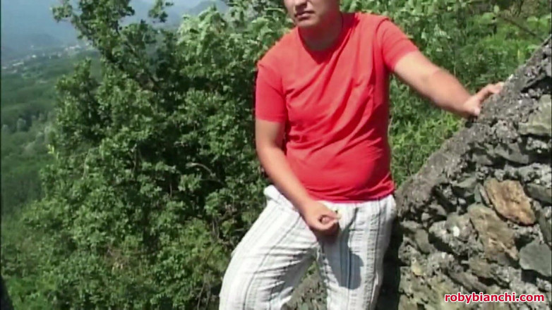 Topax Film Production: 意大利素人，毛茸茸的荡妇在户外被两根鸡巴操