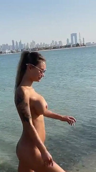 Monika Fox nada desnuda en el mar y camina a lo largo de la playa en Dubai