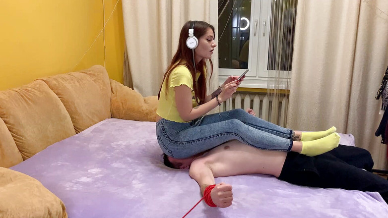 Petite Princesses Femdom: Sofi fullweight jeanssitting on tied slave and listens to music...