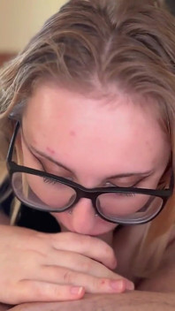 Ayla vixen fa un pompino ed offre di mettere giù tv remote