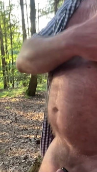 Tată excitat în pădure