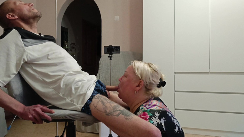 Zona901: Une belle-mère taille une pipe pour avoir assez de sperme