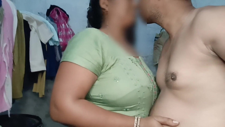 Yourgeeta8899: Hermanastra se aprovechó de que lo vió solo y le...