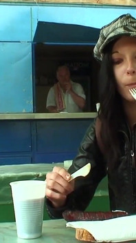 Ho perso e chiedo informazioni in questa zona in cambio di una scopata con la mia figa molto calda, molto stretta e rasata