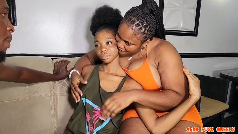 Afro fuck queens: Bystiga styvmamma och hennes Teenie styvdotter som experimenterar med en...