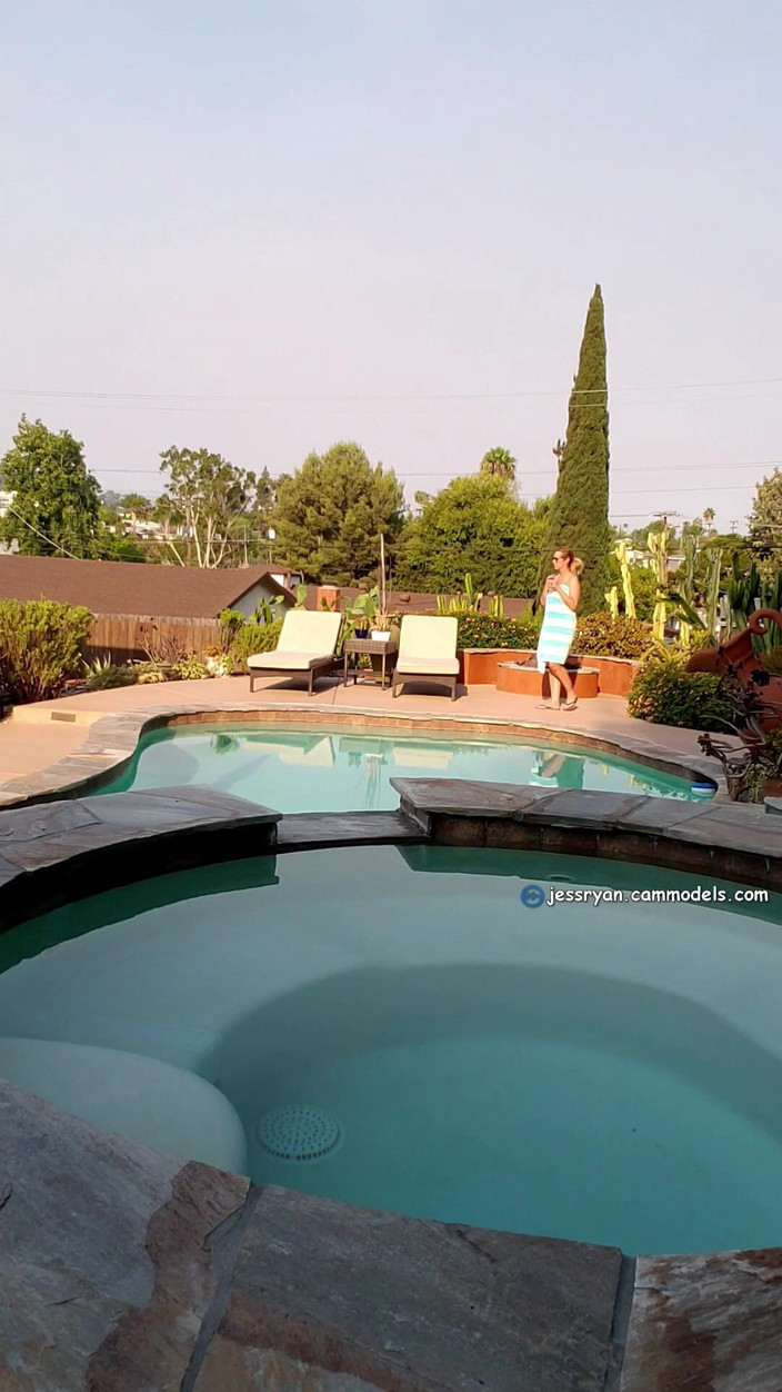 JessRyan: Traum-MILF im freien am Pool