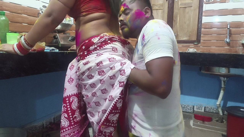 Sona bhabhi: सुंदर बंगाली भाभी अपने पड़ोसियों के साथ होली विशेष का मजा लेती हैं, हिंदी में बहुत सारे रंग लागू करती हैं