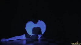 Spermă în ciorapi cu Neon Angel, fără mâini
