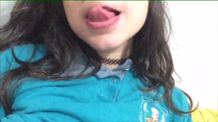 Adorable Teen: Ung slampig collegegirl flicka i hennes college uniform blir kåt...