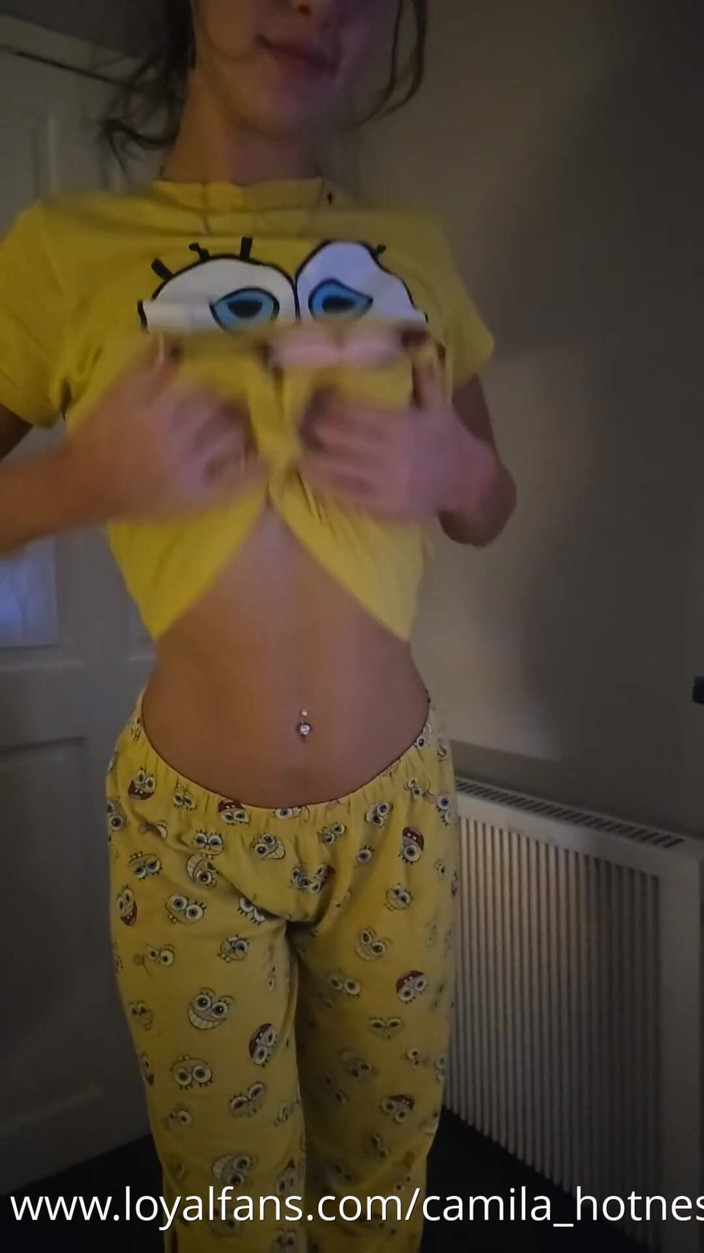 Teen Sophie: Spongebob pjs'imden soyunuyor