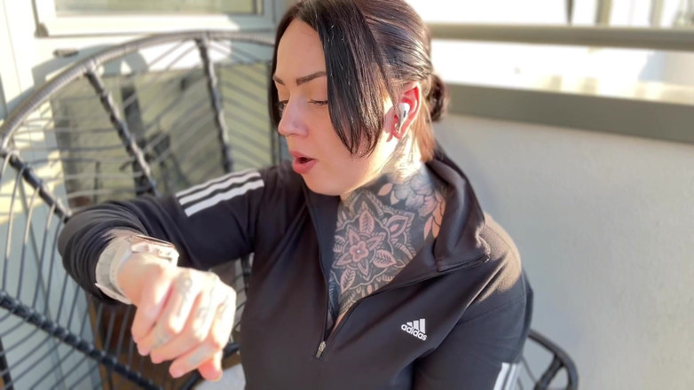 Miss Valentina: Đồng hồ đắt tiền JOI