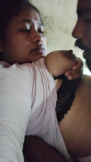 Mg3947731: Une MILF indienne aux seins énormes déshabille Son sari Choli et...