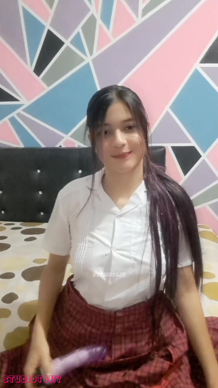 Yuli and tony: Mijn 18-jarige schoonzus verlaat de klas en laat me haar grote...