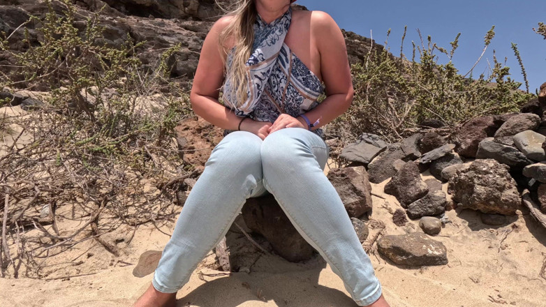 Emma Voyeur: Pissen in mijn spijkerbroek op het strand - volledige release