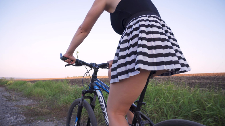 Teasecombo 4K: Kont tonen tijdens het rijden op een fiets onder rok