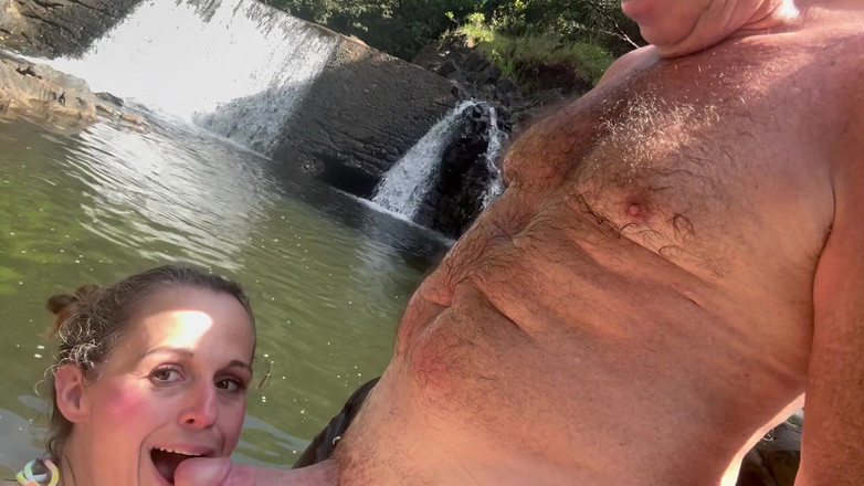 Suzy Wylde: Quickie en cascades dans sept piscines sacrées