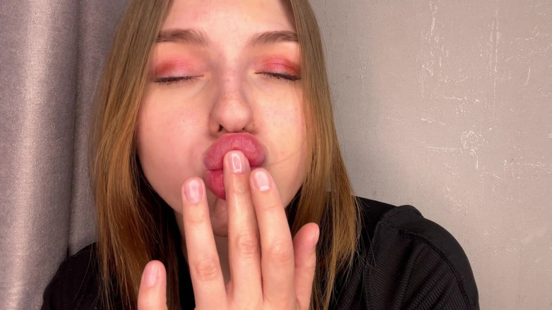 Honey Sasha: Una ragazza con un culo succoso viene mentre è a casa...
