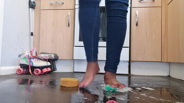 Simp to my ebony feet: Limpiando piso con pies sucios
