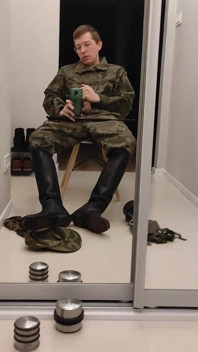 En soldat onanerar i officersstövlar